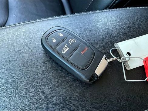 Used 2023 Jeep Cherokee Altitude Lux image 32