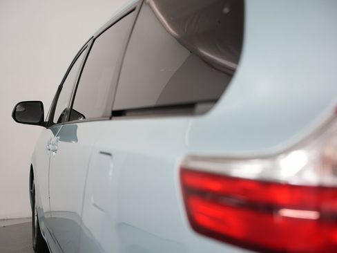 Used 2015 Toyota Sienna LE image 63