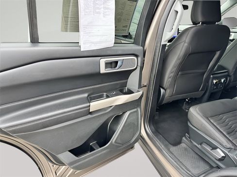 Used 2021 Ford Explorer XLT image 31