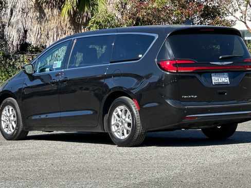 Used 2023 Chrysler Pacifica Touring-L FWD image 5