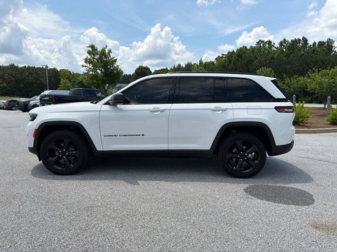 Used 2023 Jeep Grand Cherokee Altitude RWD image 4