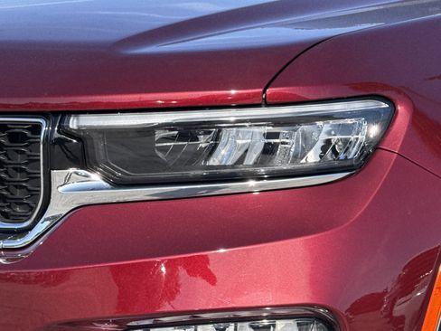 Used 2025 Jeep Grand Cherokee Limited image 10