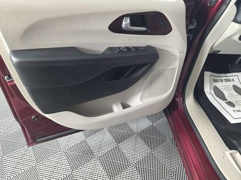 Used 2018 Chrysler Pacifica Limited FWD image 11