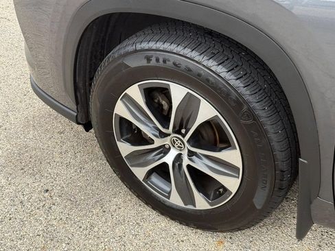 Used 2021 Toyota Highlander XLE AWD/4WD image 10