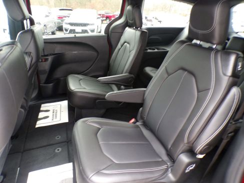 New 2026 Chrysler Pacifica Select image 13