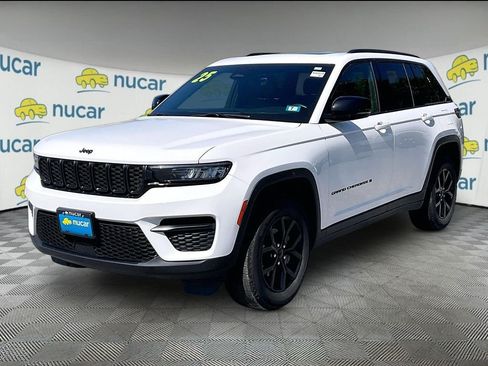Used 2025 Jeep Grand Cherokee Altitude AWD/4WD image 3