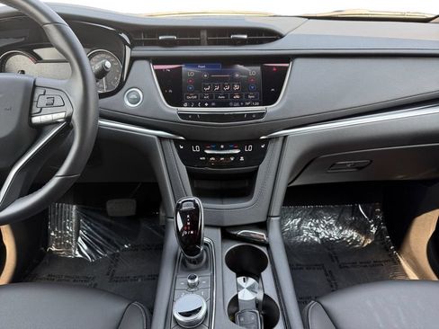 Used 2025 Cadillac XT6 Luxury AWD/4WD image 12