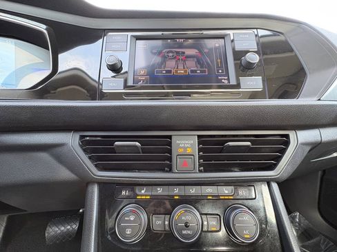 Used 2024 Volkswagen Jetta SE image 4