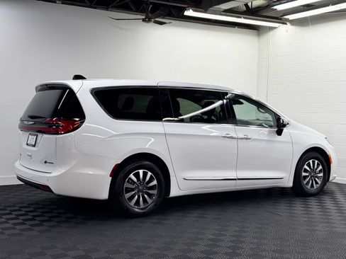 Used 2023 Chrysler Pacifica Limited FWD image 2