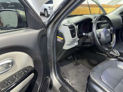 Used 2016 Kia Soul + w/ Primo Package FWD image 16
