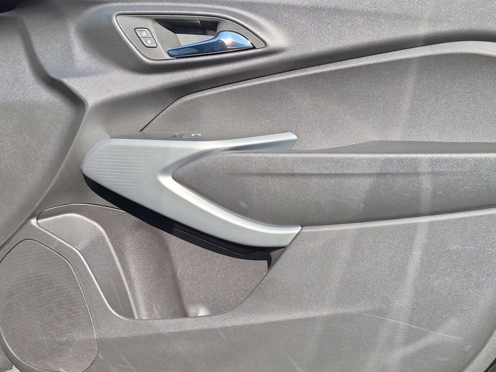Used 2025 Chevrolet Trax LS FWD image 33