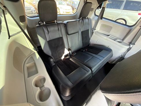 Used 2018 Dodge Grand Caravan SXT image 5