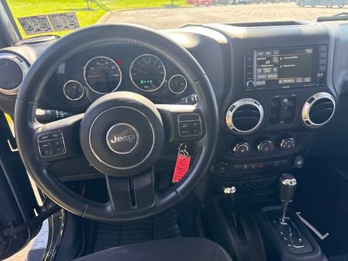 Used 2016 Jeep Wrangler Unlimited Sahara w/ Connectivity Group AWD/4WD image 19