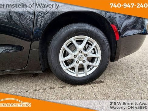 Used 2022 Chrysler Pacifica Touring-L image 19