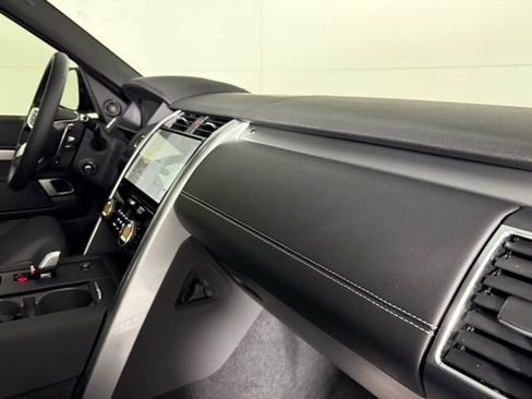 Certified 2025 Land Rover Discovery Dynamic SE image 33