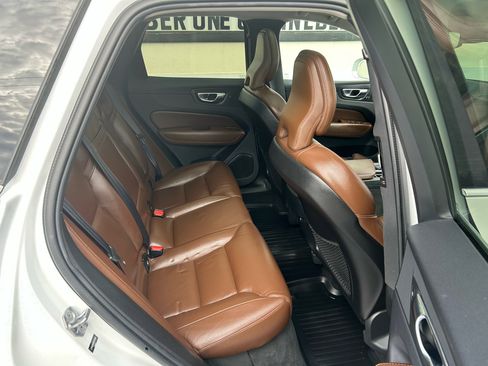Used 2019 Volvo XC60 T5 Momentum w/ Multimedia Package image 23