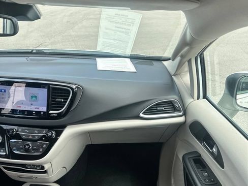 Used 2023 Chrysler Pacifica Touring-L FWD image 13