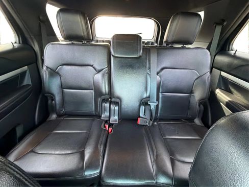 Used 2017 Ford Explorer XLT w/ Equipment Group 202A AWD/4WD image 18