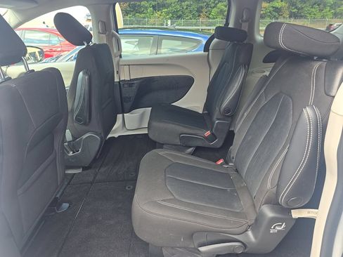 Used 2022 Chrysler Voyager LX FWD image 4