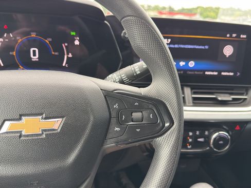 Used 2025 Chevrolet Trax LT FWD image 22
