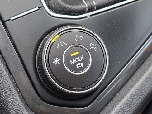 Used 2023 Volkswagen Tiguan SE image 28