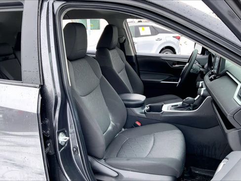 Used 2022 Toyota RAV4 XLE image 9