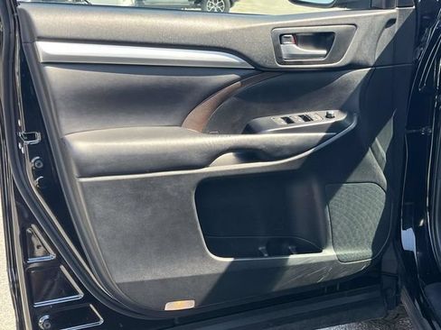 Used 2018 Toyota Highlander XLE w/ Protection Package #3 AWD/4WD image 15