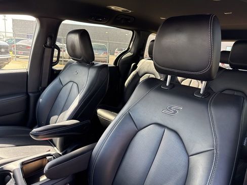 Used 2024 Chrysler Pacifica Select image 7