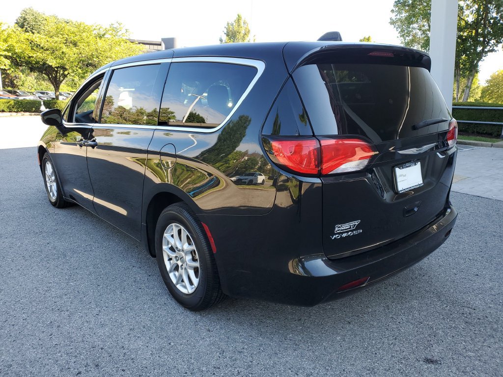 Used 2022 Chrysler Voyager LX FWD image 3