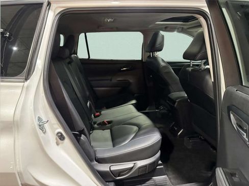 Used 2024 Toyota Highlander XLE AWD/4WD image 30