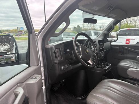 Used 2017 Chevrolet Express 3500 LS RWD image 9