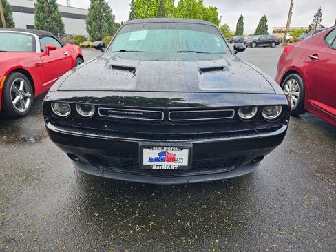 Used 2015 Dodge Challenger SXT image 2