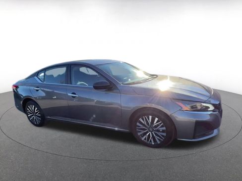 Used 2025 Nissan Altima 2.5 SV image 2