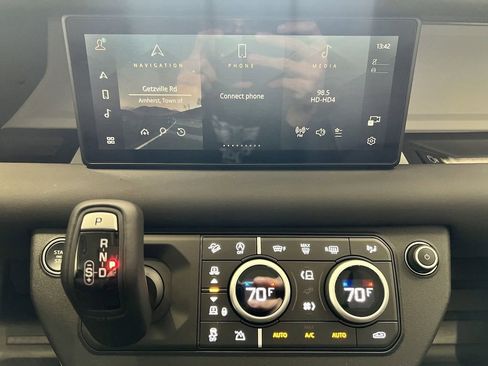 New 2024 Land Rover Defender 110 S image 19