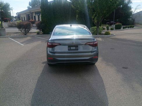 Used 2023 Volkswagen Jetta SE w/ Panoramic Sunroof Package image 4