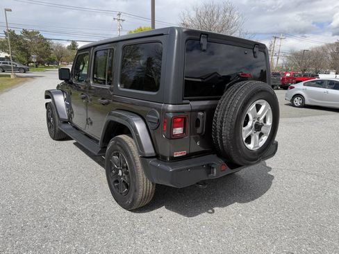 Used 2018 Jeep Wrangler Unlimited Sahara AWD/4WD image 3