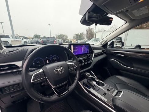 Used 2023 Toyota Highlander Platinum image 14