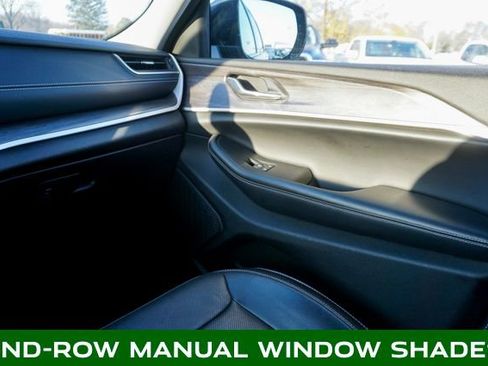 Used 2023 Jeep Grand Cherokee Limited w/ Luxury Tech Group II image 32