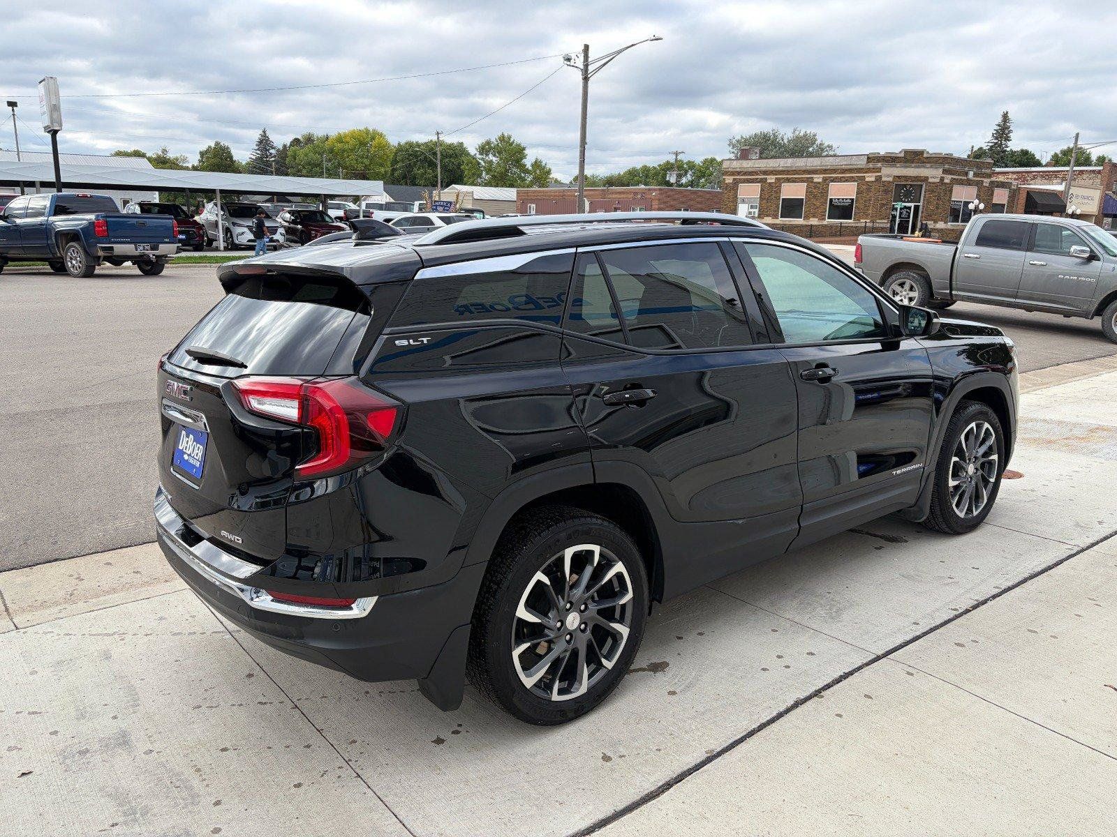 Used 2022 GMC Terrain SLT w/ Infotainment Package II AWD/4WD image 5