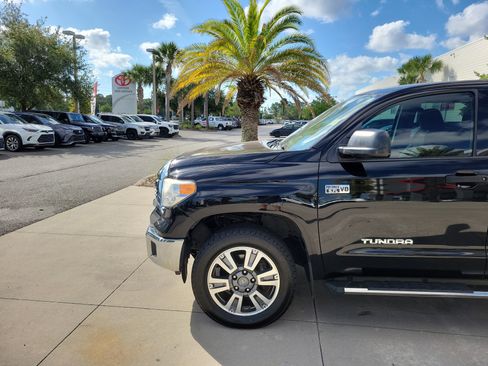 Used 2017 Toyota Tundra SR5 w/ SR5 Upgrade Package AWD/4WD image 2