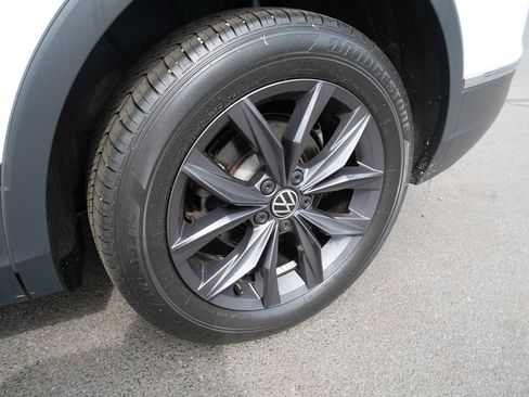 Used 2022 Volkswagen Tiguan SE AWD/4WD image 36