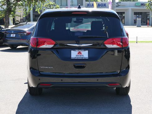 Used 2025 Chrysler Voyager LX FWD image 5