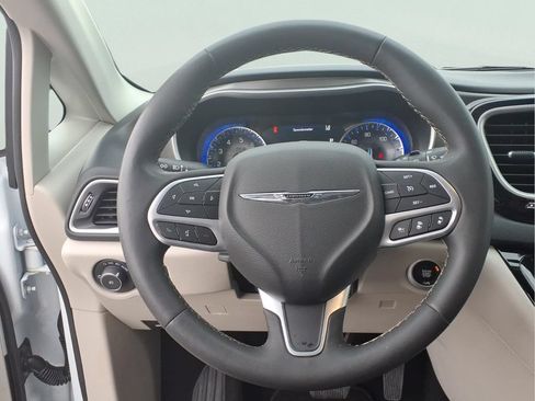 Used 2024 Chrysler Pacifica Touring-L FWD image 5