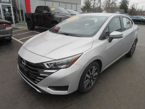 Used 2025 Nissan Versa SV image 1