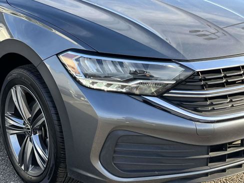 Certified 2022 Volkswagen Jetta SE image 7