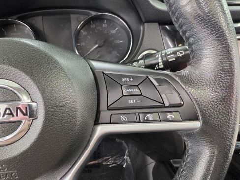 Used 2017 Nissan Rogue SV AWD/4WD image 12