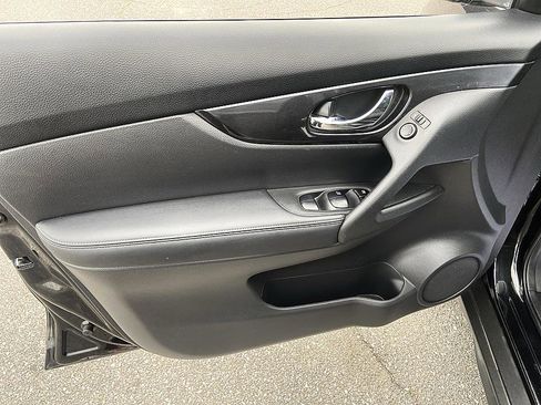 Used 2019 Nissan Rogue S w/ Special Edition Package FWD image 9
