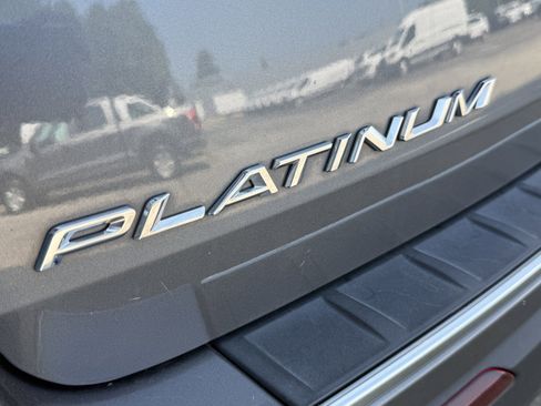 Used 2022 Ford Explorer Platinum w/ Equipment Group 601A AWD/4WD image 38