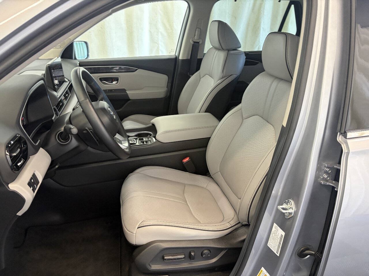 Used 2025 Honda Pilot Elite image 25