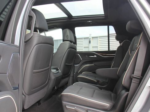 Used 2024 Cadillac Escalade Premium Luxury w/ Performance Package image 30